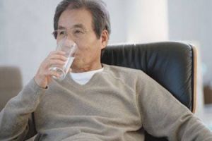 Khó khăn trong điều trị nhiễm khuẩn đường tiết niệu ở người cao tuổi